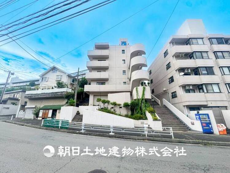 外観 【外観写真】穏やかな風と陽光、日常生活を一段と心地よいものにしています。周辺とのコラボにより明るく開放的な空間を演出。