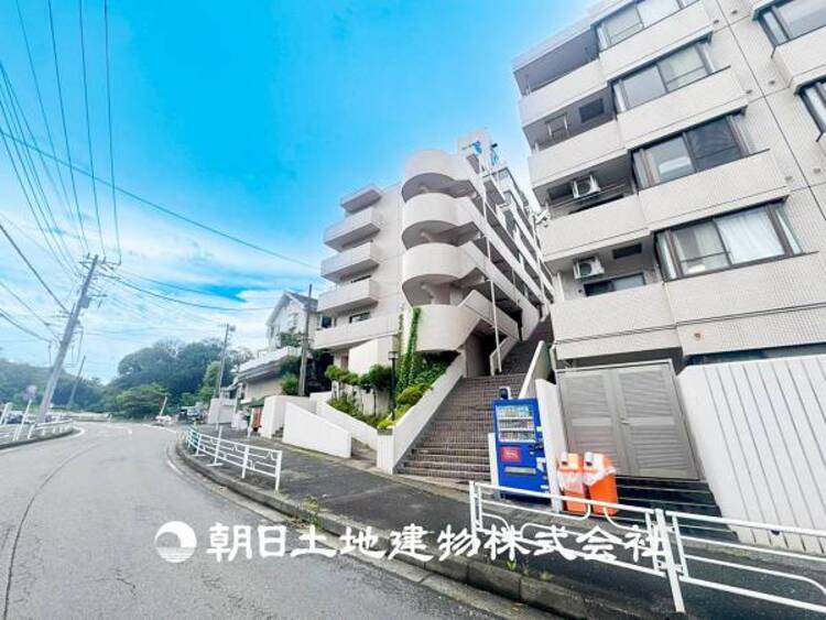 外観 【外観写真】今はまだ建築中ですがここからスタートする住空間をイメージするには十分です。現地に足を運んでみてください。