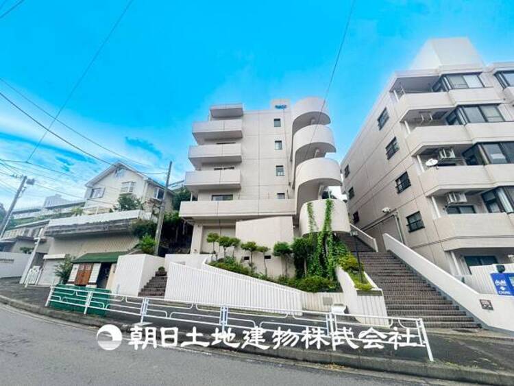 外観 【外観・立地】時代の流行ではなく拘りを貫く。シックなカラートーンで街並みに溶け込む外観は、絶妙なバランスで輝きを放ちます。