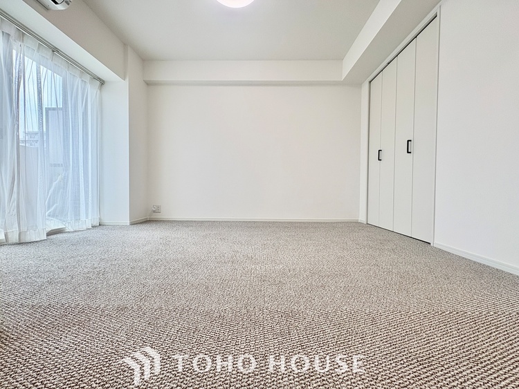 内装 使いやすく、明るい洋室に仕上がります。子供部屋や趣味のお部屋にご利用できます。ご自身で家具などを配置し、素敵な空間を創り上げられます。
