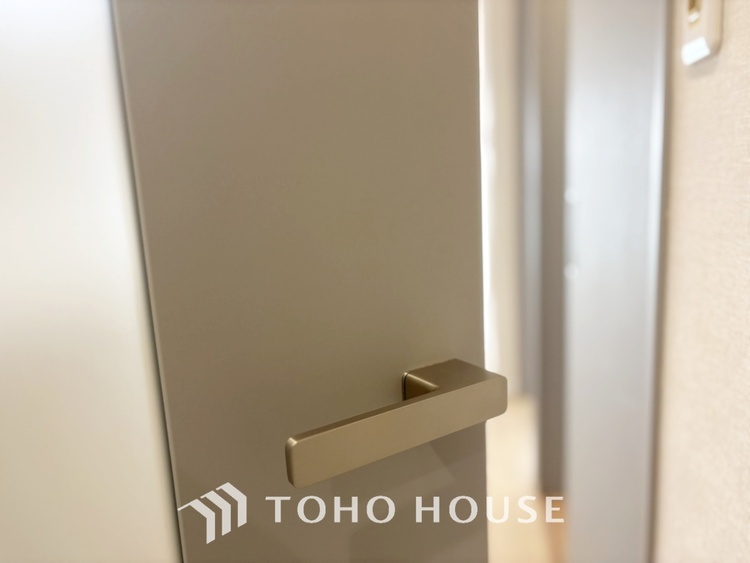 内装 【Private room】家族個々の安らぎの空間。プライベートなBedRoomは暮らす方の感性で造り上げたいもの。誰もが好みで飾れるシンプルな室内に仕上げてあります。