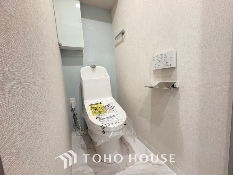 トイレ 【toilet】トイレットペーパーの使用回数を減らせることです。 シャワートイレを使用すれば、洗浄して汚れを落とすことができるため、トイレットペーパーの使用を最小限にとどめることができます。
