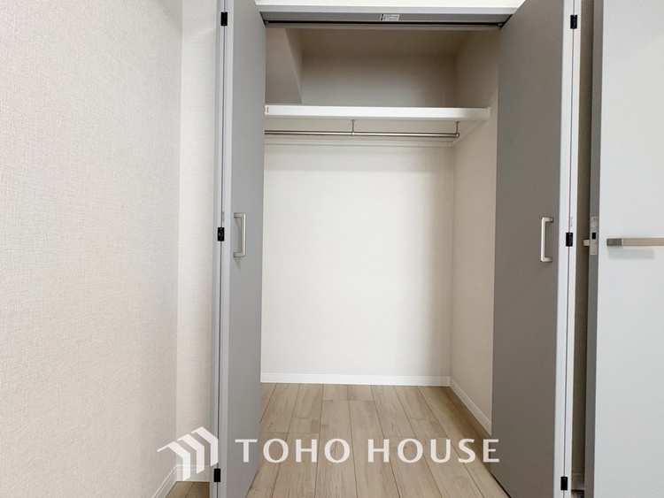 収納 【closet】奥行きのあるクローゼットを採用。衣装ケースや、掃除機といった電化製品まで多くの物を収納できるようなつくりになっております。是非一度、ご自身の目でお確かめ下さい。