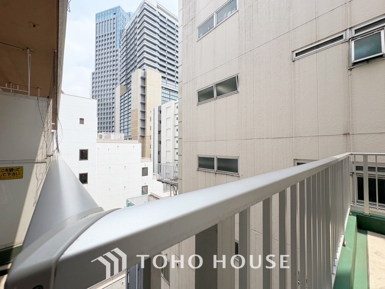 バルコニー 【Blue sky terrace】見上げると、空。時間を忘れ大空を見上げるなんて、いつぶりだろうか。こんなにも広く美しい情景がこの頭上にあったなんて。時間を忘れ、時を知る。