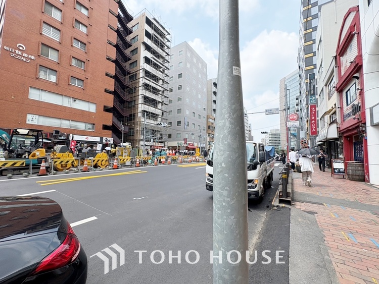 その他 ◆木漏れ日◆の様な採光が優しく足元を照らし、心地いい暮らしの道しるべを写し出す。この空間で過ごす家族との語らいの時間がとても素敵で幸せを感じるかもしれない。【Holiday of a home】