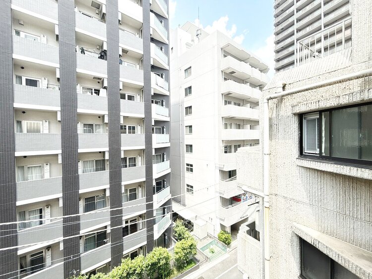 バルコニー 窓を開けると広がる青空。心をリフレッシュして日々を過ごしていきましょう。