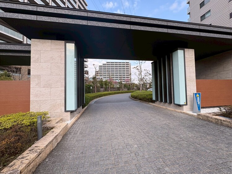 その他 上質感漂う玄関アプローチです。