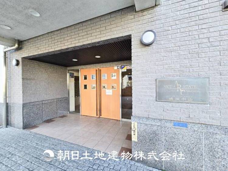 エントランス 【エントランス】高級感漂う玄関と廊下。家族の帰り、遊びに来てくれる友人を温かく迎えるスペース。ハッピーな生活を予感させます。