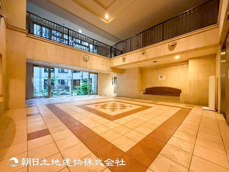 エントランス 【エントランス】高級感漂う玄関と廊下。家族の帰り、遊びに来てくれる友人を優しく迎えるスペース。ハッピーな生活を予感させます。
