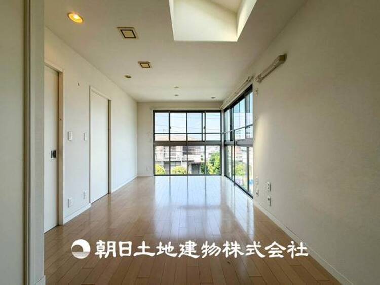 内装 【居室】大切な家族一人ひとりの大切な個別空間。趣味・感性で個性的に飾って頂けるようシンプルに仕上げてあります。自分時間を充実させながら心豊かなひとときを過ごすための大切な空間。