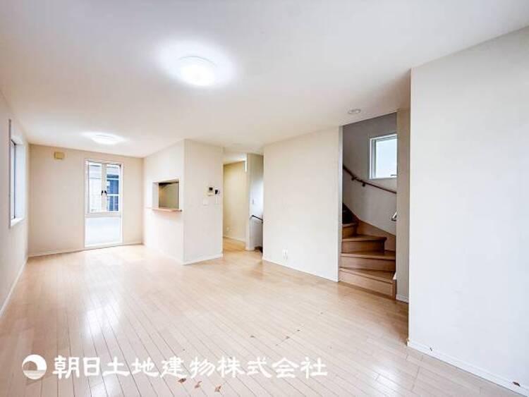 居間 【リビング】大切なご家族、招いた友人と過ごすひと時を溢れる光が優しく包み込む空間。