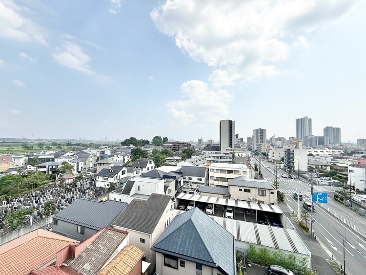 バルコニー 窓を開けると広がる青空。心をリフレッシュして日々を過ごしていきましょう。