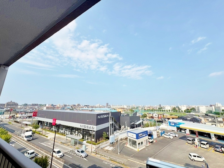 バルコニー 窓を開けると広がる青空。心をリフレッシュして日々を過ごしていきましょう。