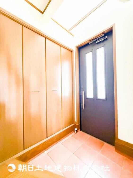 その他 【玄関】大切な家族、お客様をお迎えする玄関は住宅の入口。落ち着いた雰囲気。