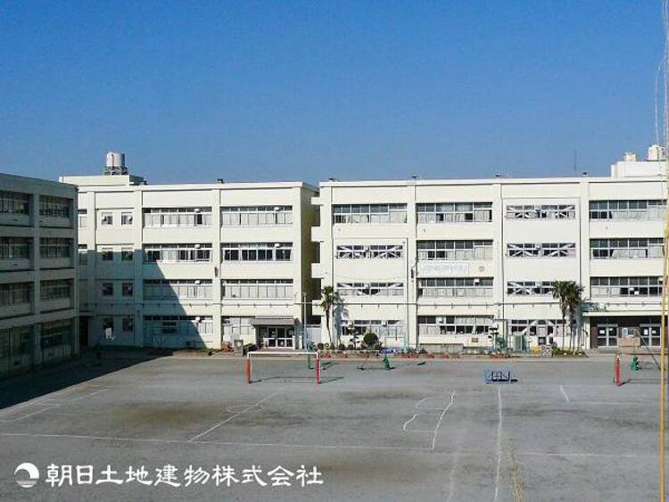 周辺 【三保小学校】950ｍ　緑豊かな自然に囲まれ、地域との深い絆の中で思いやりの心を育む小学校。異学年交流や体験活動が盛んで、子どもたちがのびのびと主体的に学べる温かい環境です。