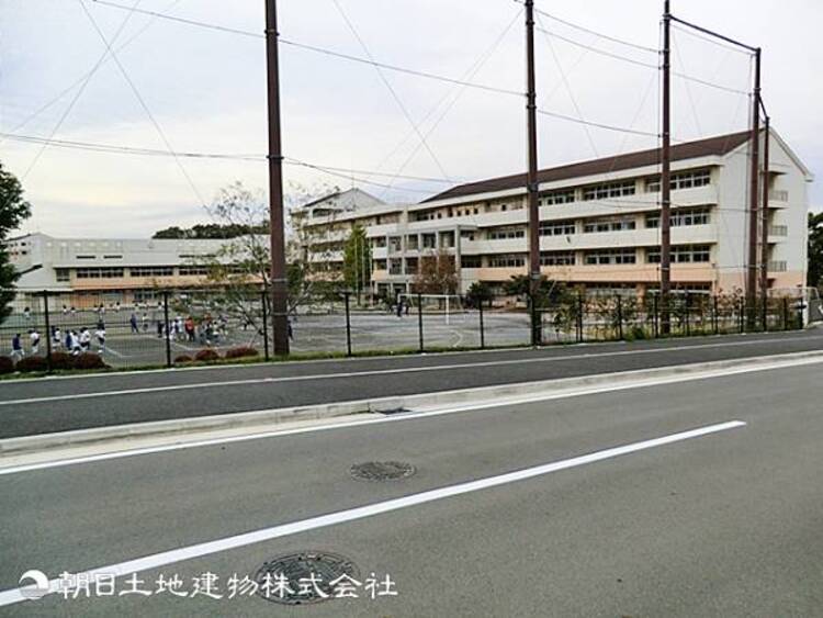周辺 【十日市場中学校】2700ｍ　「十中」の愛称で親しまれ、生徒の自主性を重んじる活気ある校風。部活動が非常に盛んで地域との繋がりも深く、緑豊かな環境の中で文武両道を実践できる中学校です。