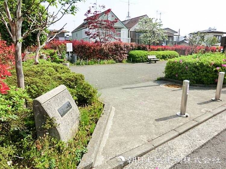 周辺 【三保中通公園】350ｍ　住宅街に佇む、花壇付きサークルベンチが印象的な公園。ブランコや砂場、鉄棒があり、放課後には小学生たちの元気な声が響く地域に愛される憩いの場です。