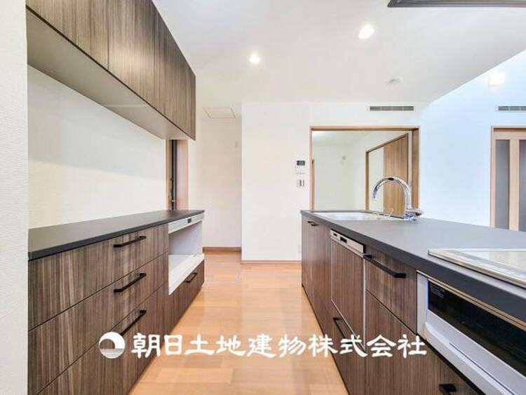 内装 【キッチン】住宅の主役でもあり、日常生活を過ごす上で重要な水回りでもあるからこそ機能性・デザイン性に拘りました。お掃除のしやすいシステムキッチンを設置しました。
