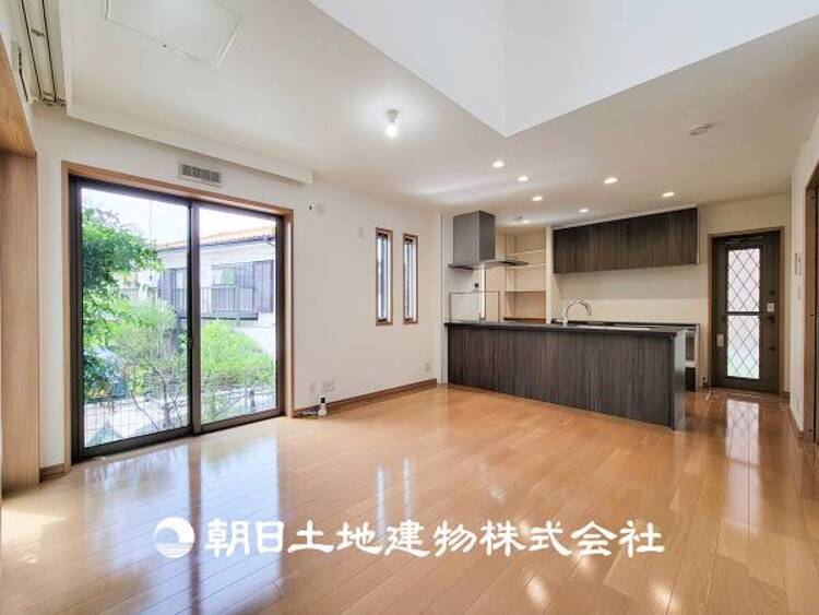 居間 【リビング】 1日の中で最も長い時間を過ごすことになるリビングだからこそ、いつも笑顔があふれる空間であるように。広々とした空間から幸せな未来を。 