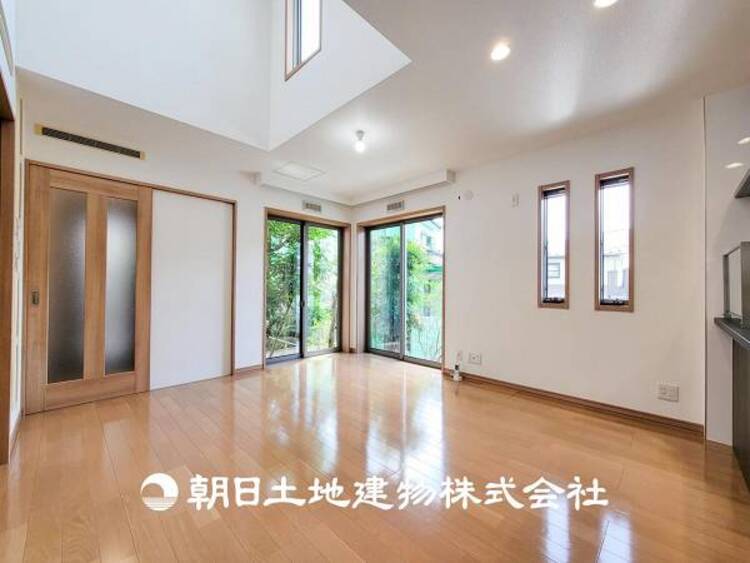 居間 【リビング】 大切なご家族、招いた友人と過ごすひと時を溢れる光が優しく包み込む空間。大切な人とともに、心穏やかに過ごすひととき。家族との時間、自分の時間を大切にできる空間を作りました。 