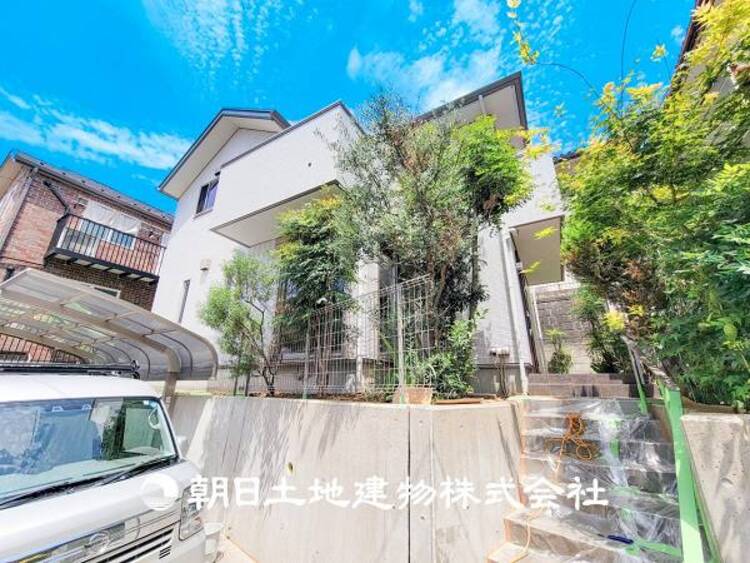 外観 【外観写真】 表現された空間はたくさんの光を浴び、風を感じ、暮らしの時間を豊かにしてくれます。デザインされた空間と競い合うかのような充実した建物と共に大切な家族の思い出を刻んでいきます。 
