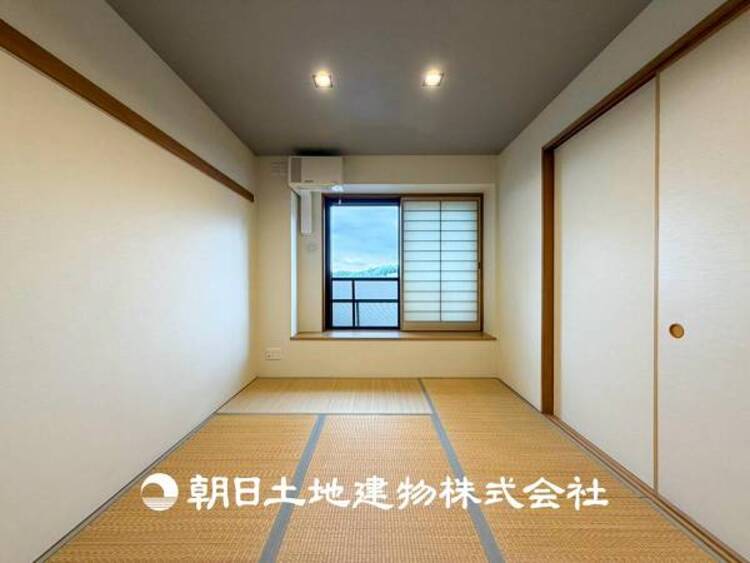 内装 【和室】近年減少傾向にありますが、和室があることで落ち着きと癒しの空間が生まれます。来客時の客室としても利用できます