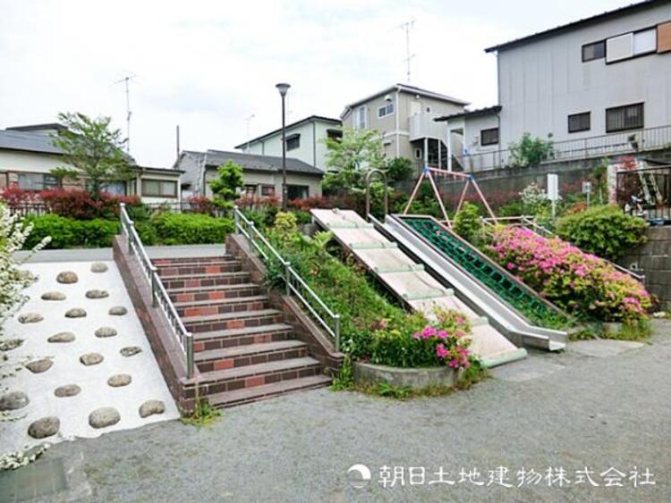 周辺 【中山町公園】470ｍ　高低差を活かした遊具の配置が特徴で、立体的な動きを楽しむことができます。住宅地の中でお子様がのびのびと遊べる公園です。