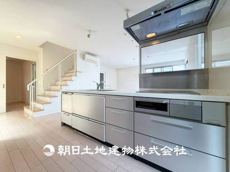 キッチン 【キッチン】住宅の主役でもあり、日常生活を過ごす上で重要な水回りでもあるからこそ機能性・デザイン性に拘りました。お掃除のしやすいシステムキッチンを設置しました。