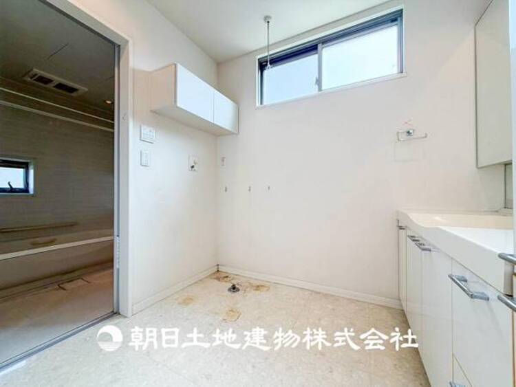 洗面 【洗面化粧台】広々とした洗面台は、日々の身だしなみチェックや歯磨きなど、朝の慌ただしい時間でも心に余裕とゆとりを作ってくれます。今日も１日頑張ろう。そう思える場所でありたいと思っています。