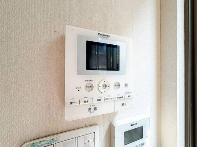 設備 【モニター付きインターホン】訪問者の確認が出来るので、セキュリティ対策にも最適のモニター付きインターホン。
