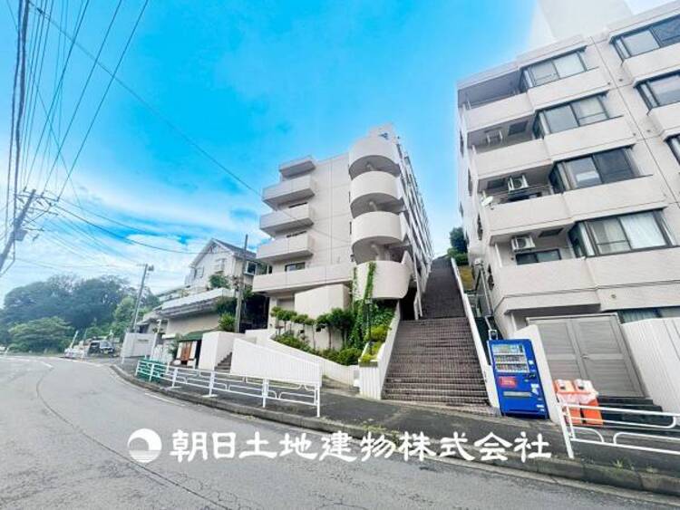 外観 【外観・立地】時代の流行ではなく拘りを貫く。シックなカラートーンで街並みに溶け込む外観は、絶妙なバランスで輝きを放ちます。