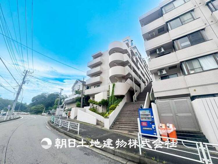 外観 【外観・立地】家族の色を映し出す洗練された邸宅は、ずっと輝き続けながらいつしか街の風景に溶け込み人と共に歩んでいきます。