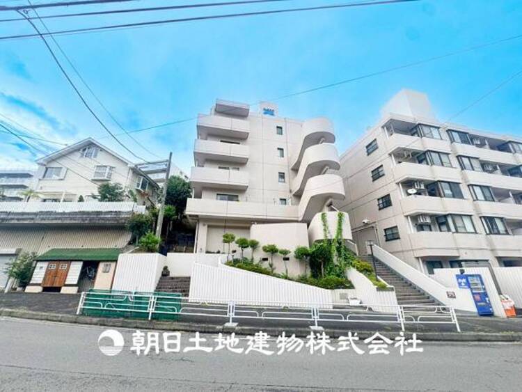 外観 【外観写真】家族の色を映し出す洗練された邸宅は、ずっと輝き続けながらいつしか街の風景に溶け込んでいきます。