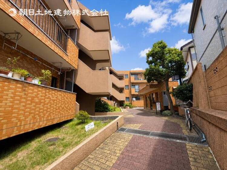 外観 開放感があり日当りも良好です！目の前に広がる開放感とゆとり。暮らしの夢を育む住まいがここにあります！穏やかな風と陽光を導き、プライバシーに配慮された設計プランで居住性を一段と心地よいものにしています！ 