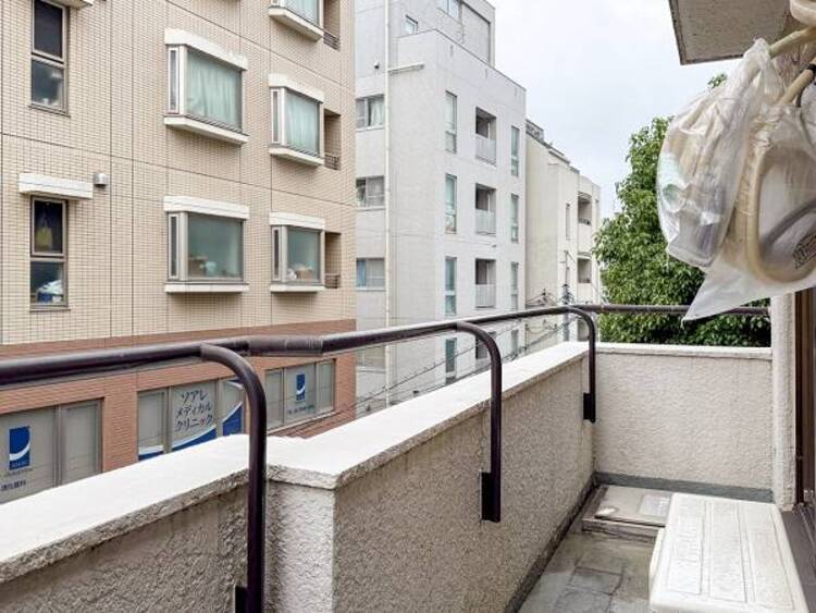 バルコニー 陽の光に照らされるバルコニーを、爽やかな涼風が吹き抜けていきます。