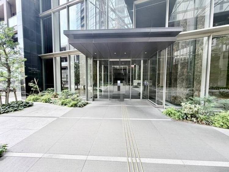 エントランス 管理が行き届いた清潔感のあるエントランス。オートロックや防犯カメラも完備されておりマンションならではの防犯性の高さも住宅選びの大切な要素ですね。