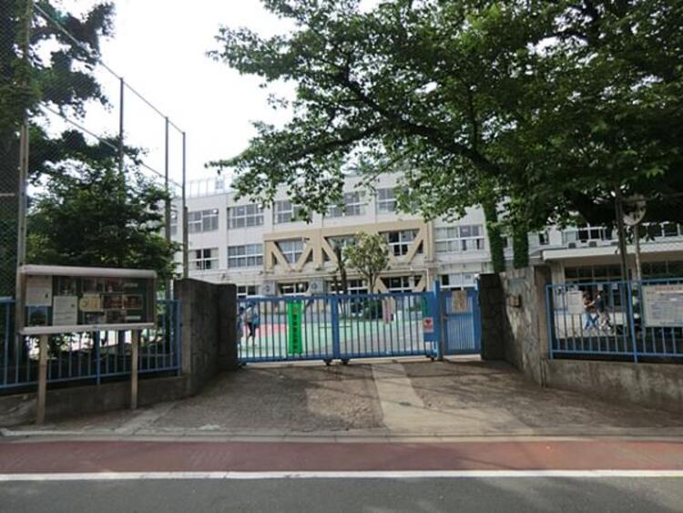 周辺 品川区立芳水小学校  490m