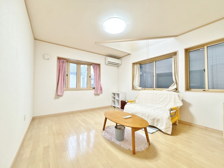 居間 飾り過ぎないシンプルな内装と偏り過ぎないデザインで統一しました。