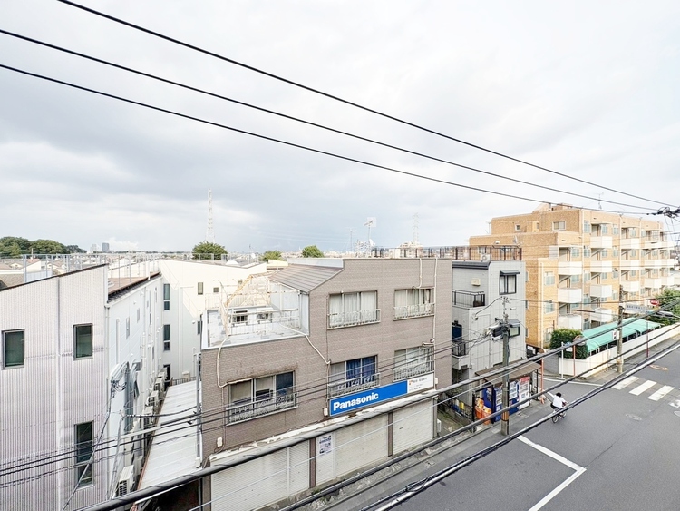 バルコニー 窓を開けると広がる青空。心をリフレッシュして日々を過ごしていきましょう。