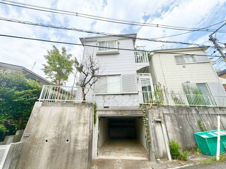 外観 高台ならではの解放感と日当たりの良さが魅力のお住まいです。