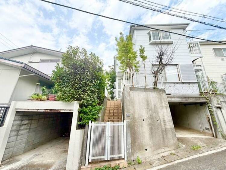 外観 ゆとりあるアプローチが迎える、落ち着いた住まい。