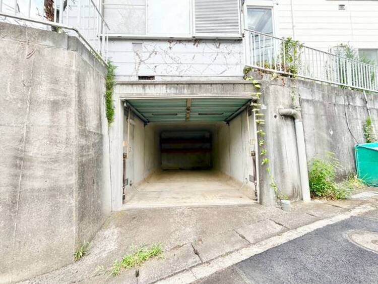 駐車場 シャッター付きビルドインガレージを備えた住まいです。