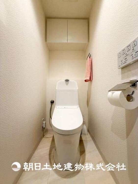 トイレ 【トイレ】家族みんなが毎日使う場所だから。お掃除がしやすい方がいい。汚れをふき取り易いフロアと壁紙をチョイス致しました