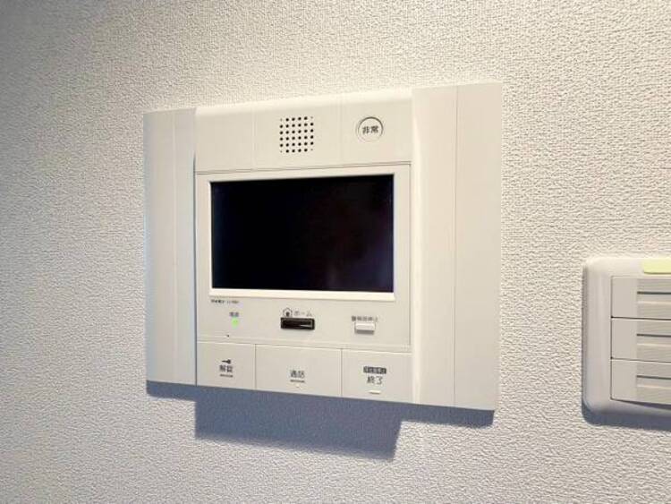 設備 【モニター付インターホン】お子様のお留守番にも安心なＴＶモニタ付インタホン。来客者を確認できる上に留守中の録画もできます