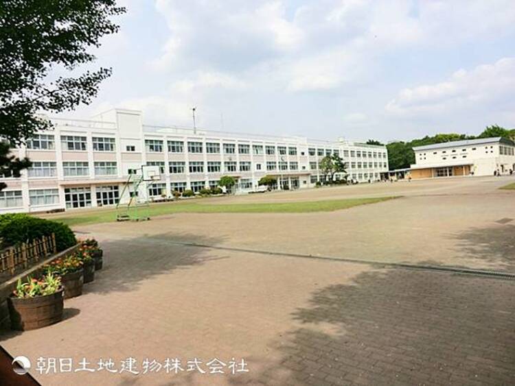 周辺 【深見小学校】900ｍ　低層住宅がゆったりと並ぶ閑静なエリアに立地する小学校です。「深見っ子活動」と呼ばれる異学年交流や地域との交流、環境学習などを盛んに行っています。