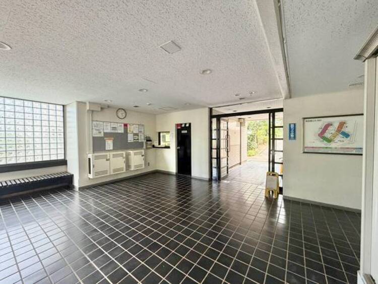 エントランス 住まいの顔ともいえるエントランスは、上品で洗練された印象に仕上がっています。