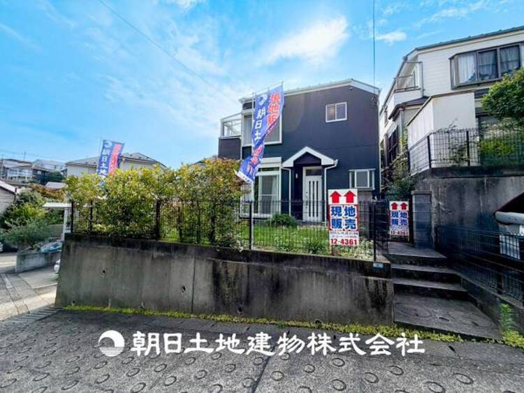 外観 【現地写真】 低層一戸建てを中心とした街並みが整然と続き周辺は高い建物がないので、採光や開放性に恵まれ、空が広く閑静な環境です。