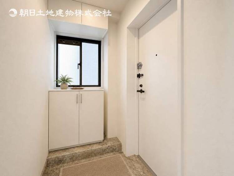 その他 【玄関】お出かけの際に小さなお子様のいるご家庭でもゆったりと靴を履かせて上げることができます。大きな荷物や抱っこしながらでもスムーズに出入り可能なストレスの少ない玄関です。 