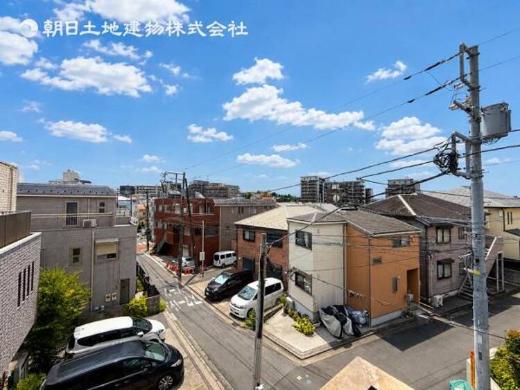 その他 陽当りを加味した場所に配置したバルコニーは多くの衣類と布団を同時に干せるほどの広さを確保しました。しっかりと陽、風を浴びて乾かしてくれます。 