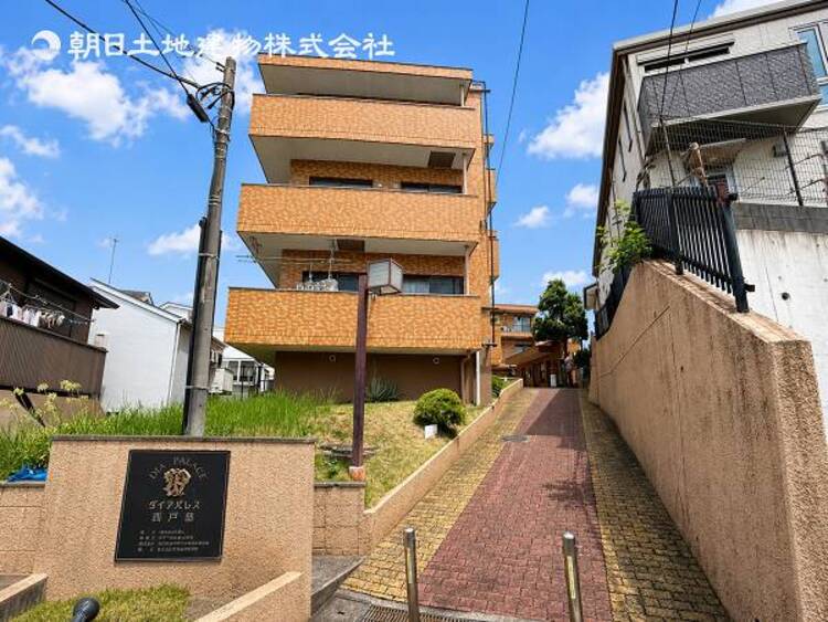 外観 緑に恵まれたエリアで、自然に包まれた穏やかな暮らしを実現！！緑の潤いを感じながらホッと生活できそう。四季の移り変わりを感じられる贅沢な空間で、暮らしの夢を育む、あらたな住生活をスタートしてみませんか？ 